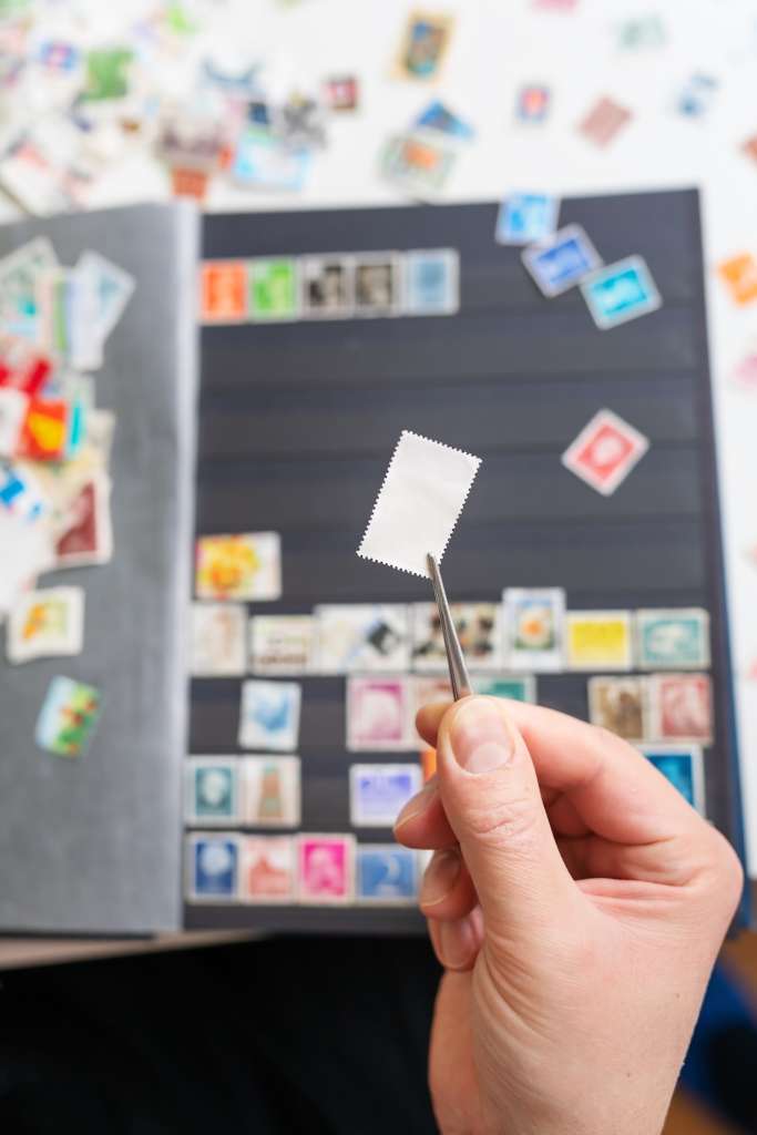 collectionneur de timbres anciens